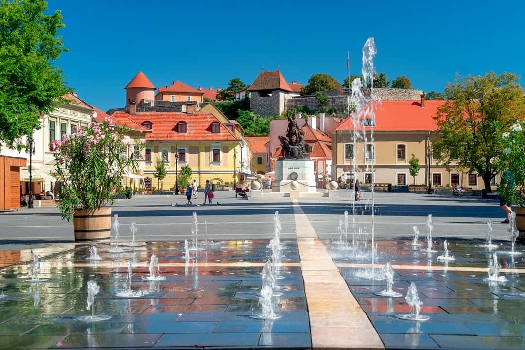 Eger Dobó István tér látképe, háttérben az egri várral
